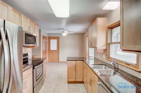 860 Maple Ln, Waterville, OH 43566 photo 4