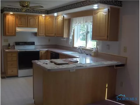323 Main St, Oak Harbor, OH 43449 photo 4