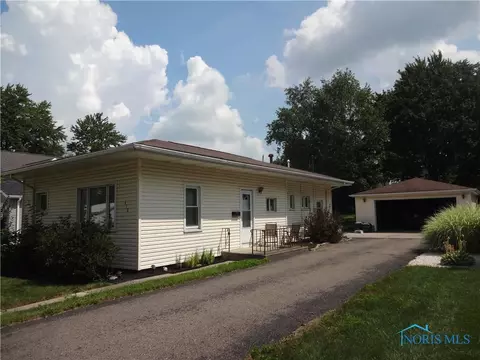 418 Cedar St, Wauseon, OH 43567 photo 2
