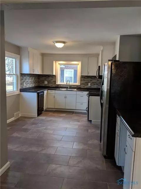 210 E 10th St, Genoa, OH 43430 photo 8