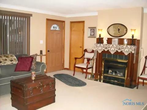 419 Elm St, Deshler, OH 43516 photo 2