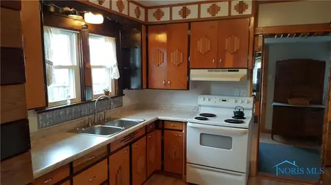 2139 Autokee St, Oregon, OH 43616 photo 2