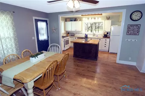 413 N Adrian St, Lyons, OH 43533 photo 5