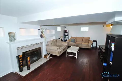315 E Harrison St, Maumee, OH 43537 photo 3
