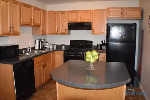 220 Dickens Dr, Toledo, OH 43607 photo 2