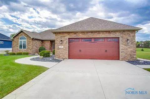 49 Pineview Dr, Oregon, OH 43616 photo 2