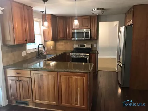 3831 Farmbrook Dr, Sylvania, OH 43560 photo 5