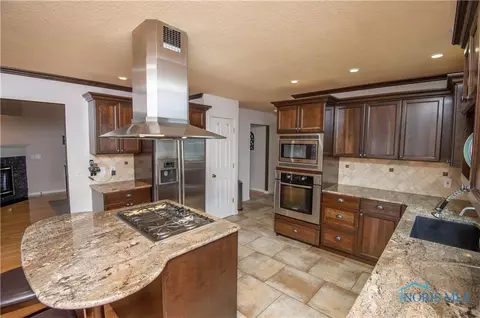 6953 Springview Dr, Maumee, OH 43537 photo 8