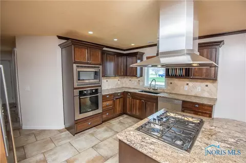 6953 Springview Dr, Maumee, OH 43537 photo 9