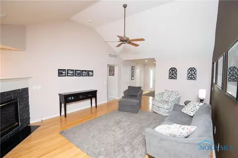 6953 Springview Dr, Maumee, OH 43537 photo 5