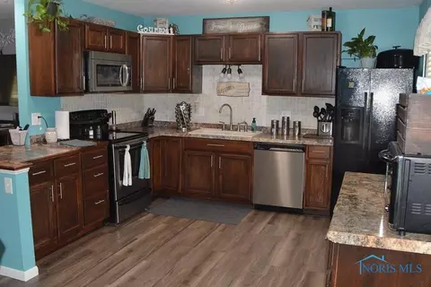 207 Warner St, Walbridge, OH 43465 photo 4