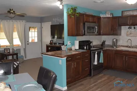 207 Warner St, Walbridge, OH 43465 photo 6