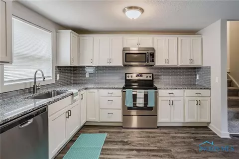 320 Heathshire Dr, Toledo, OH 43607 photo 9