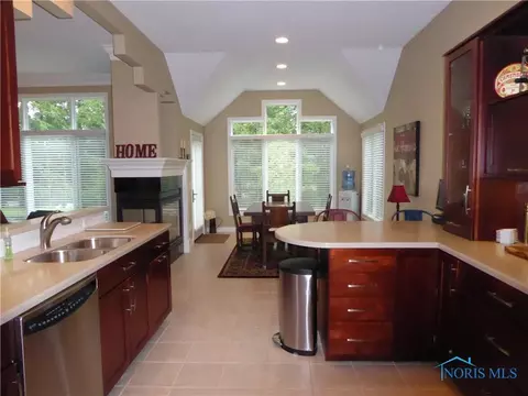 3853 Deer Valley Ln, Maumee, OH 43537 photo 8