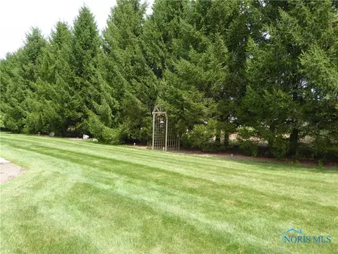 3853 Deer Valley Ln, Maumee, OH 43537 photo 4