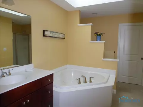3853 Deer Valley Ln, Maumee, OH 43537 photo 15