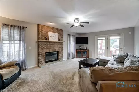 232 E Sawmill Rd, Findlay, OH 45840 photo 2