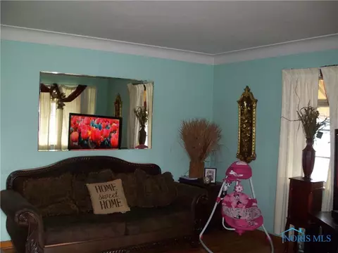 2266 Hinde Rd, Toledo, OH 43607 photo 2