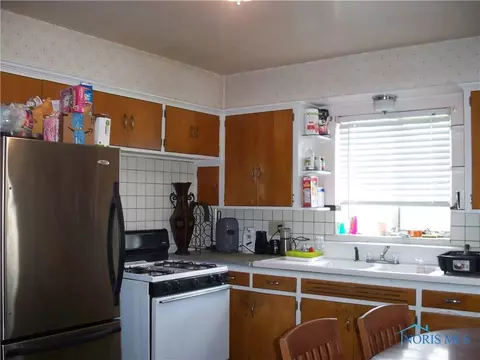 2266 Hinde Rd, Toledo, OH 43607 photo 4