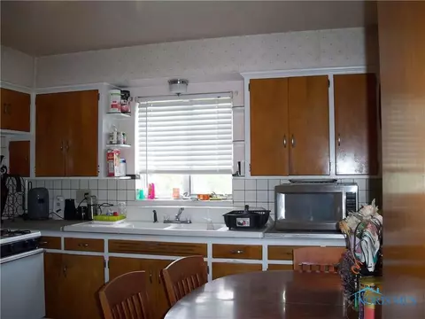 2266 Hinde Rd, Toledo, OH 43607 photo 5