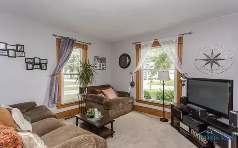 109 Lincoln St, Lyons, OH 43533 photo 2