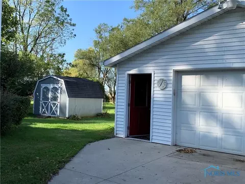 621 N Adrian St, Lyons, OH 43533 photo 2