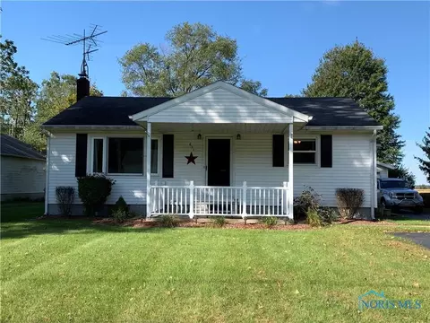 621 N Adrian St, Lyons, OH 43533 photo 1