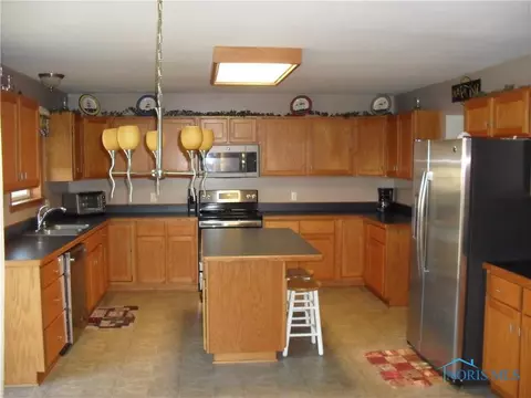 5676 Bermuda Dr, Walbridge, OH 43465 photo 4