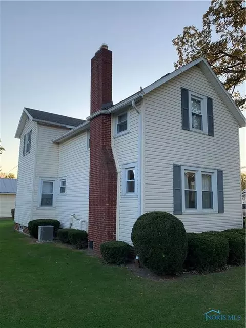 326 E Maple St, Deshler, OH 43516 photo 2