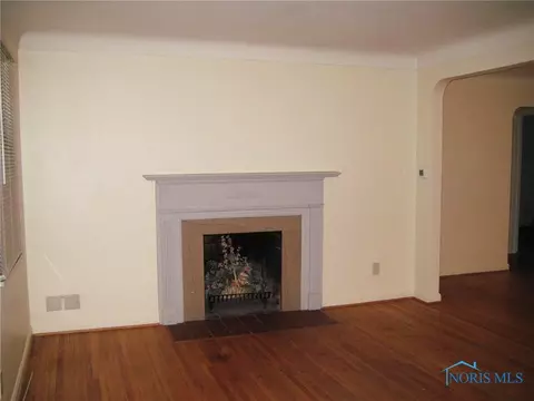 557 Robindale Ave, Oregon, OH 43616 photo 2