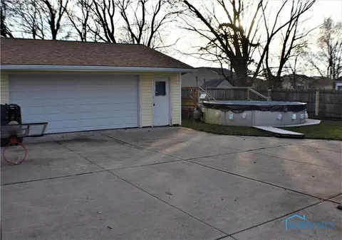 3220 Flame Dr, Oregon, OH 43616 photo 7