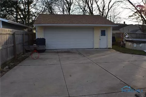 3220 Flame Dr, Oregon, OH 43616 photo 8