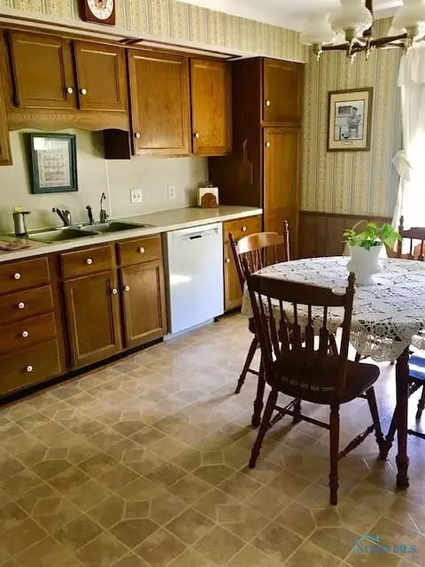 402 E North St, Deshler, OH 43516 photo 9