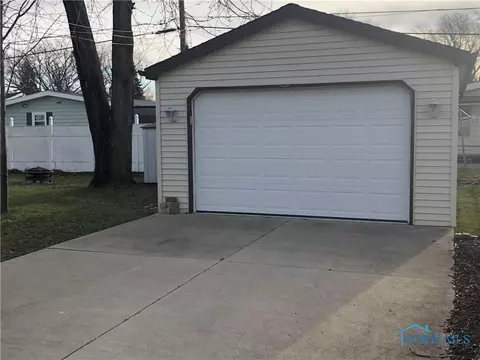 1366 Junior Dr, Maumee, OH 43537 photo 2