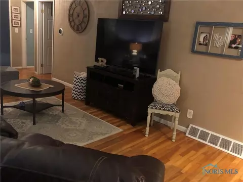1366 Junior Dr, Maumee, OH 43537 photo 5