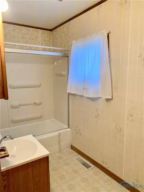 865 E High St, Bryan, OH 43506 photo 11