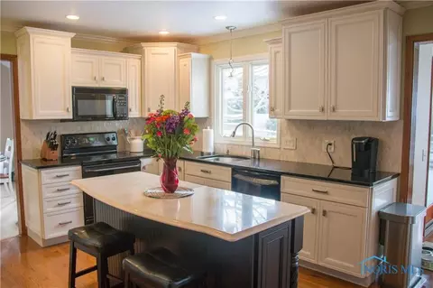2229 Maple Tree Dr, Maumee, OH 43537 photo 8