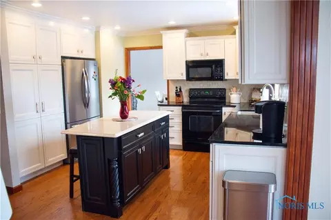 2229 Maple Tree Dr, Maumee, OH 43537 photo 9