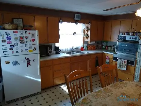 129 Oak St, Leipsic, OH 45856 photo 2