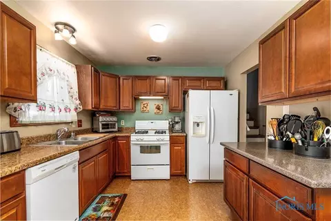 201 Harrison, Walbridge, OH 43465 photo 6