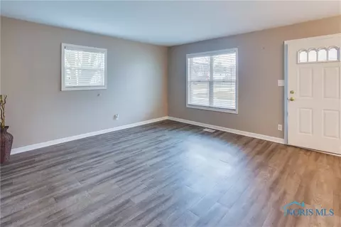 210 E Union St, Walbridge, OH 43465 photo 4