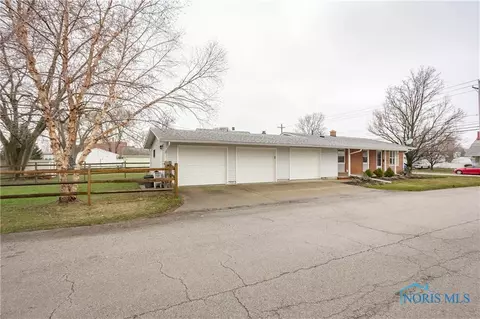 210 E Union St, Walbridge, OH 43465 photo 3