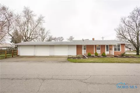 210 E Union St, Walbridge, OH 43465 photo 2