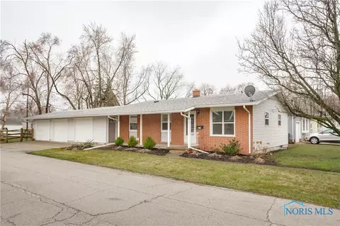 210 E Union St, Walbridge, OH 43465 photo 1