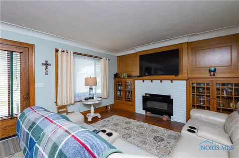 236 E Chestnut St, Wauseon, OH 43567 photo 7
