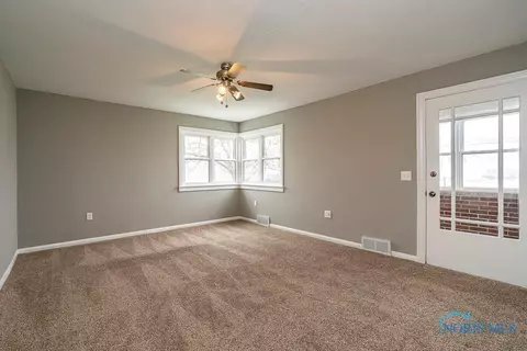 407 E Union St, Walbridge, OH 43465 photo 8
