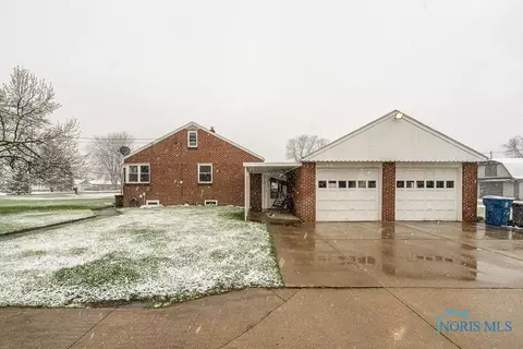 407 E Union St, Walbridge, OH 43465 photo 3