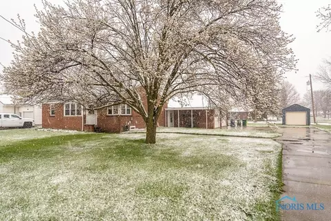 407 E Union St, Walbridge, OH 43465 photo 2