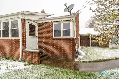 407 E Union St, Walbridge, OH 43465 photo 4