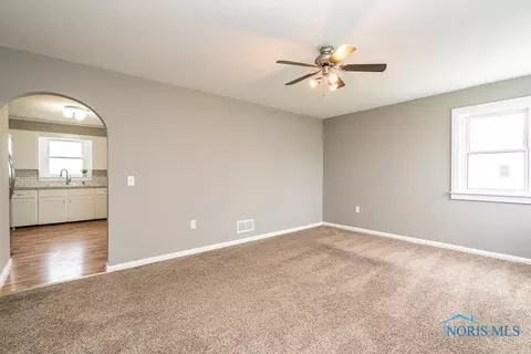 407 E Union St, Walbridge, OH 43465 photo 7